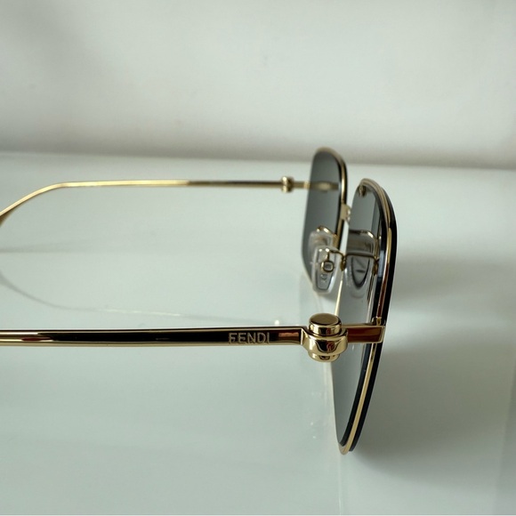 NEW!!! Fendi FE40123U 30A sunglasses Authentic Retail 460$ - Picture 3 of 7